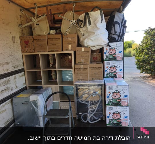 משאית עם קופסאות וציוד להובלה